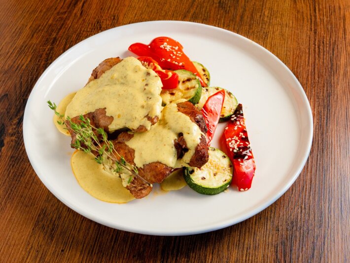 Куриное бедро с овощами