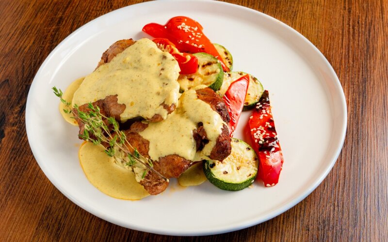 Куриное бедро с овощами