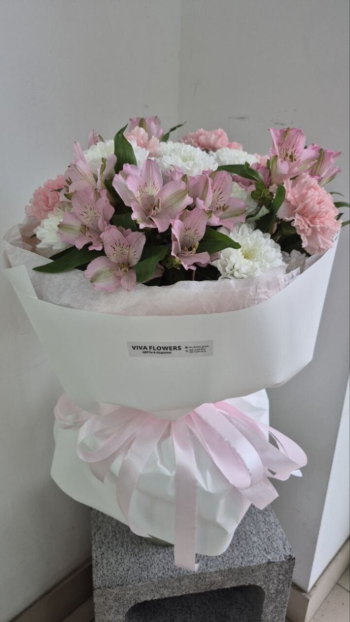 Букет из хризантемы, диантусов и альстромерии