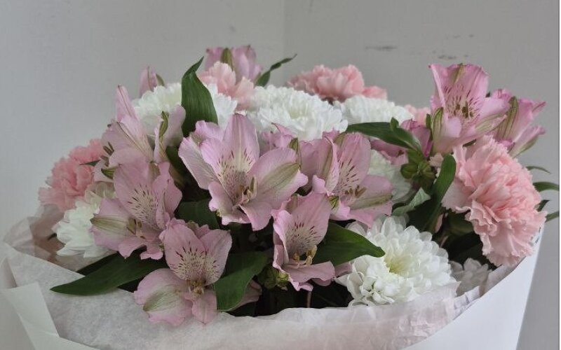 Букет из хризантемы, диантусов и альстромерии