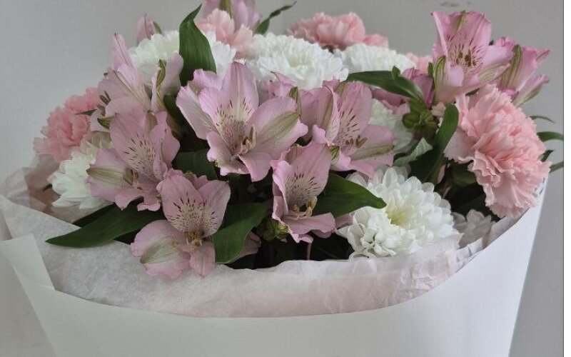 Букет из хризантемы, диантусов и альстромерии