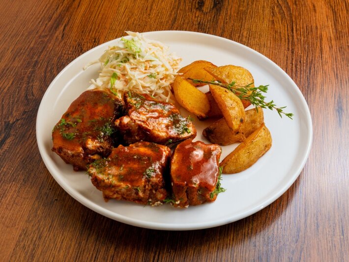 Томлёные свиные рёбра с запечённым картофелем и салатом «Коул слоу»