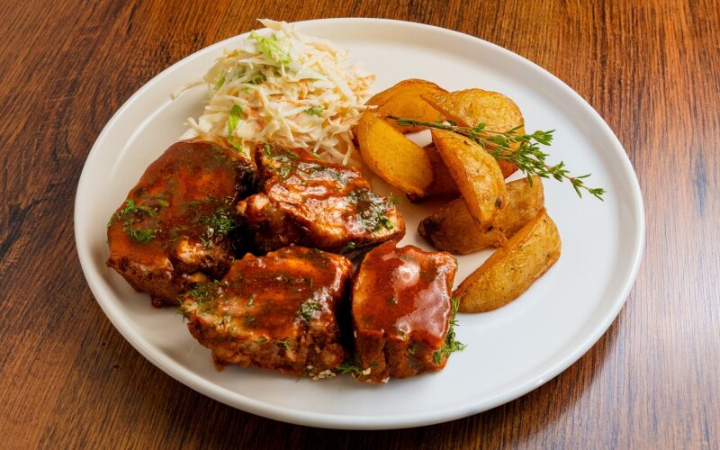 Томлёные свиные рёбра с запечённым картофелем и салатом «Коул слоу»