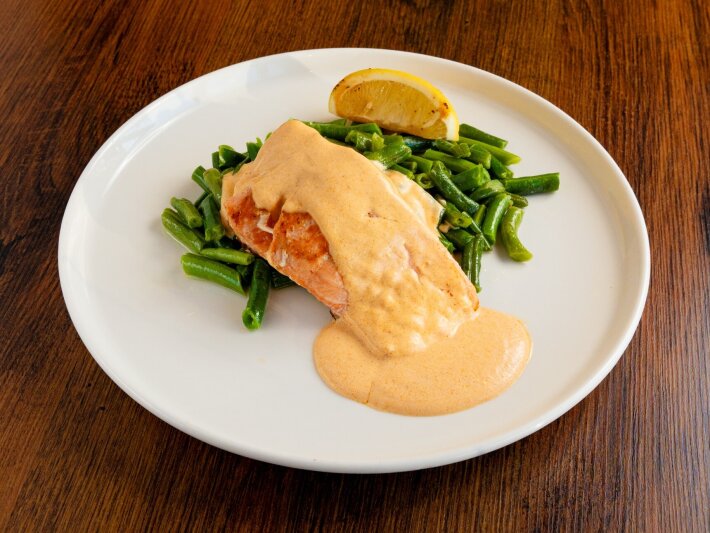 Стейк лосося с соусом «Том ям» и стручковой фасолью