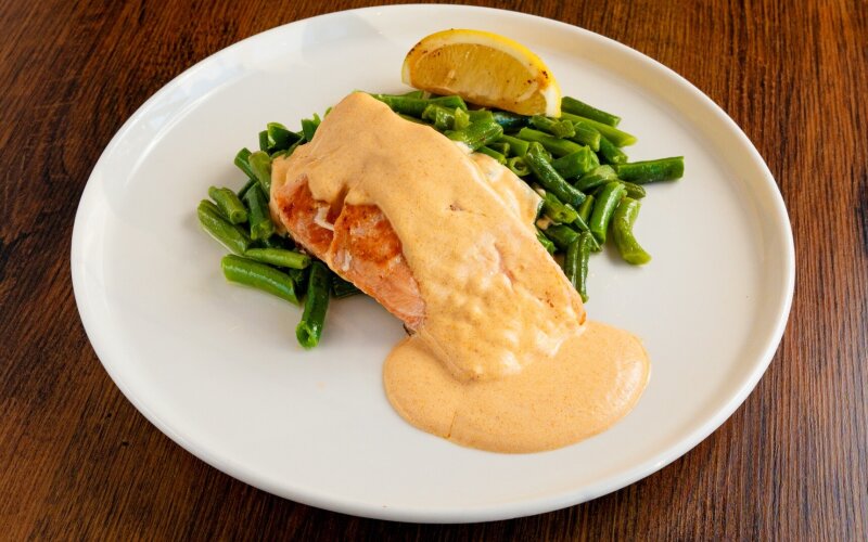 Стейк лосося с соусом «Том ям» и стручковой фасолью