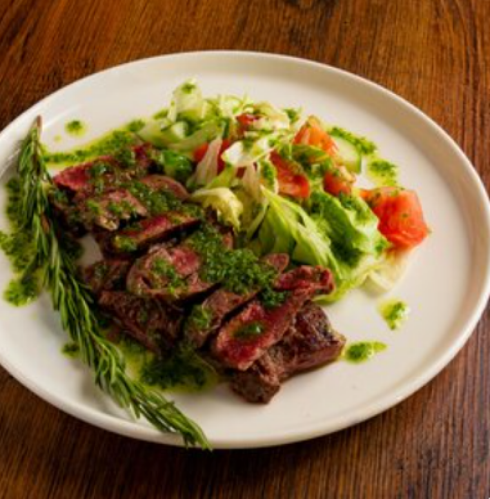 Стейк «Чурраско» с соусом «Чимичури» и свежими овощами