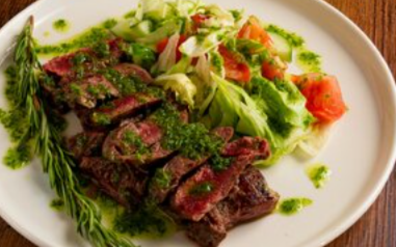 Стейк «Чурраско» с соусом «Чимичури» и свежими овощами