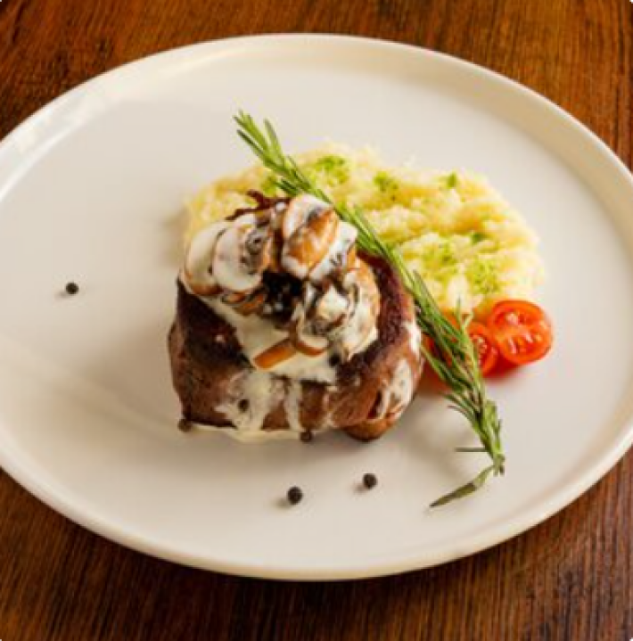 Стейк «Миньон» с грибным соусом и пюре
