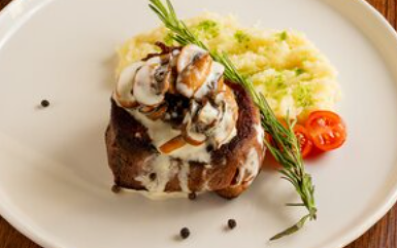 Стейк «Миньон» с грибным соусом и пюре