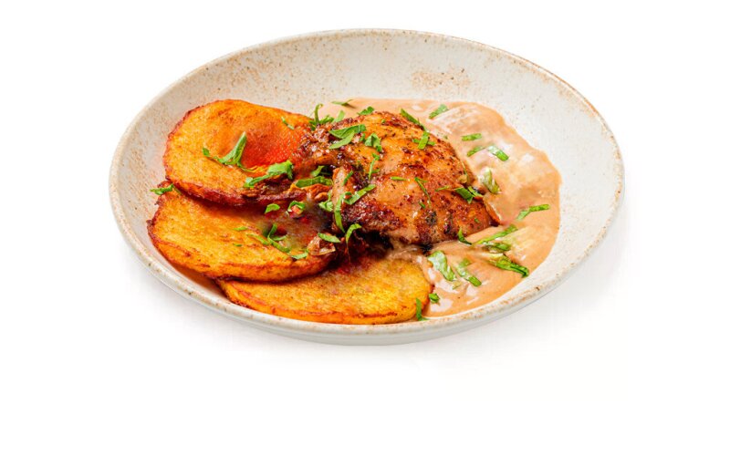 Драники с цыпленком и грибным соусом