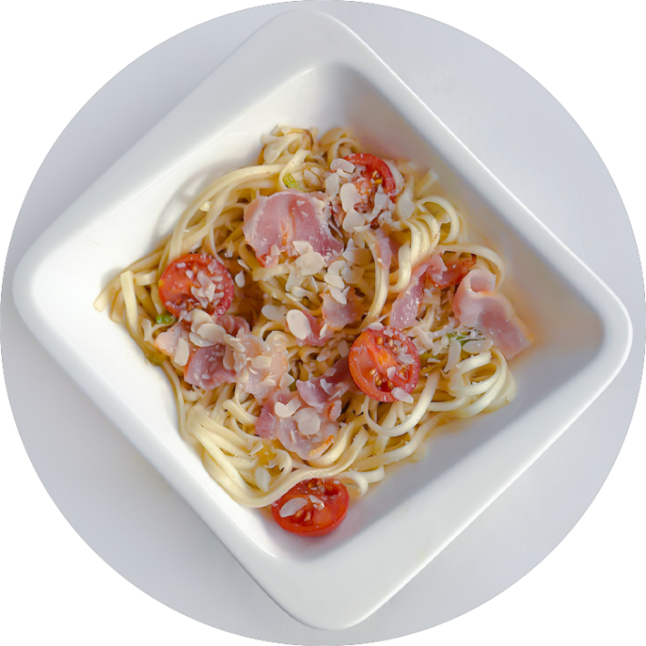 Удон с беконом и помидорами черри