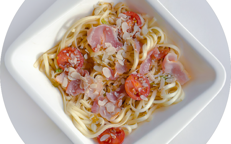 Удон с беконом и помидорами черри