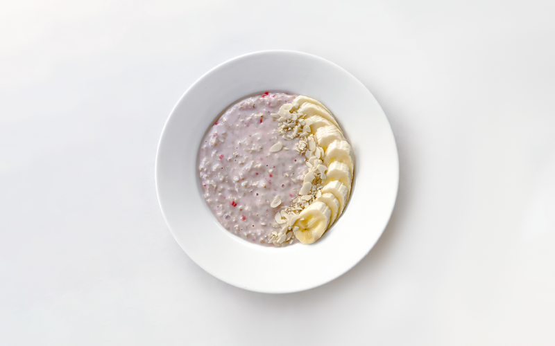 Каша овсяная с бананом и ягодами