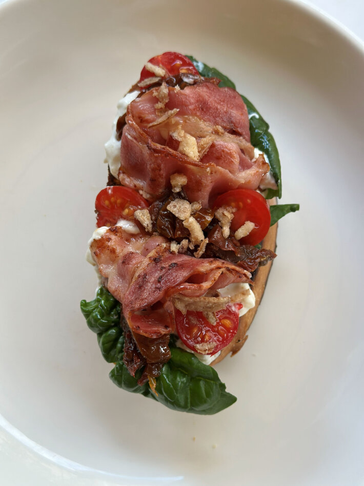 Брускетта с беконом и сеччи