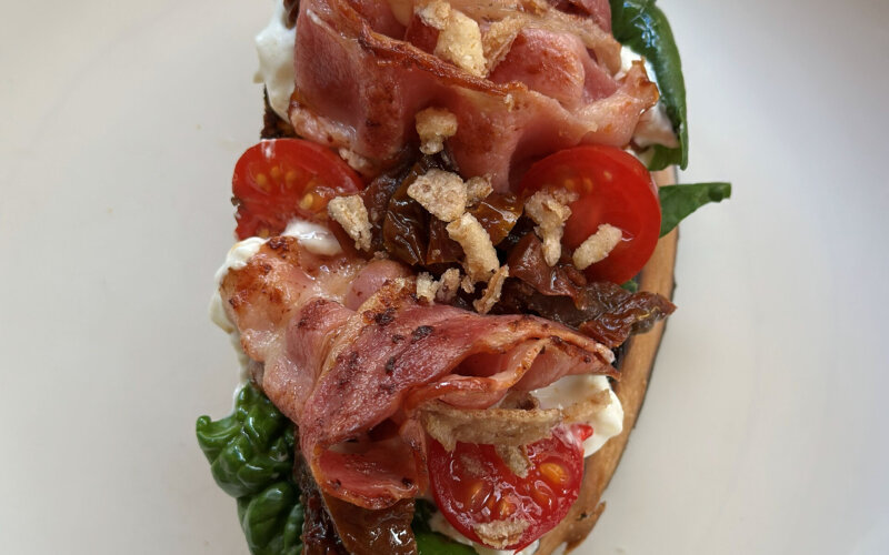 Брускетта с беконом и сеччи