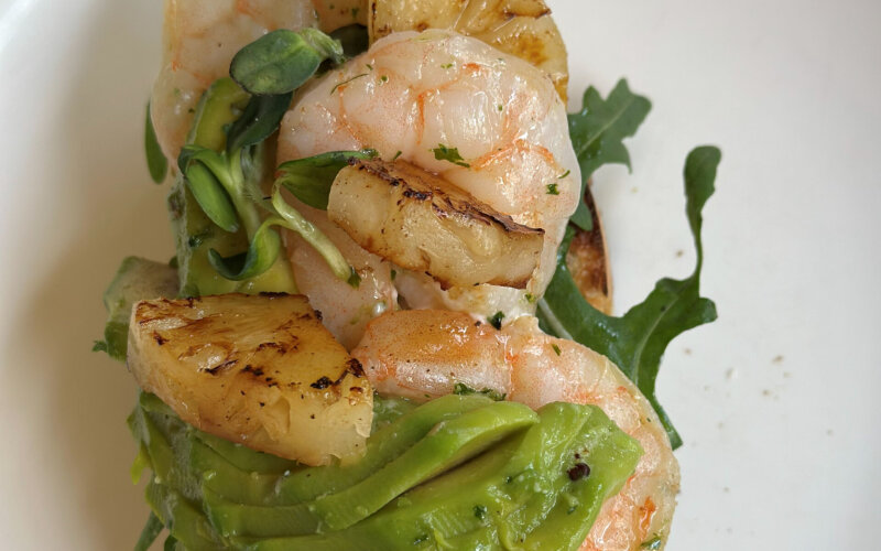 Бриошь с креветкой и ананасом