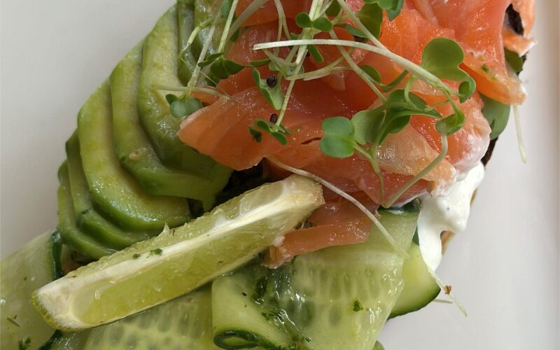 Брускетта с лососем