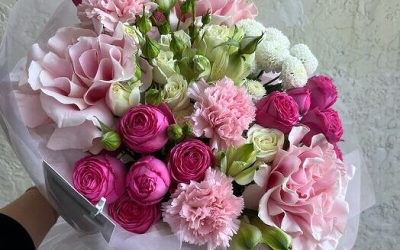 №26 Яркий пышный букет с пионовидными и французскими розами