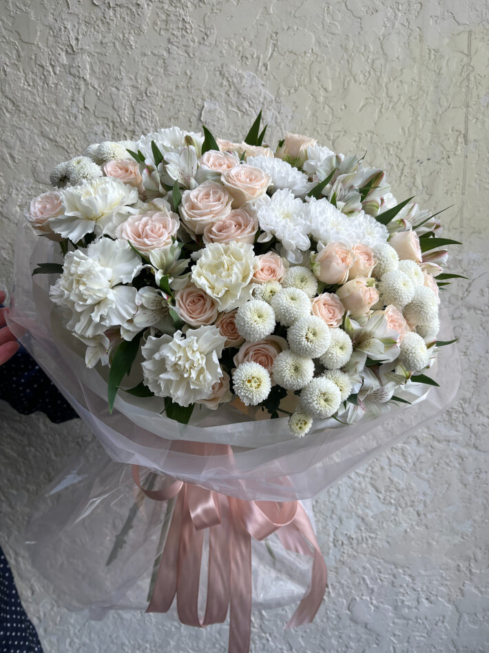 №68 Большой пышный букет в нежных тонах из кустовых роз, альстромерий, диантусов и хризантем