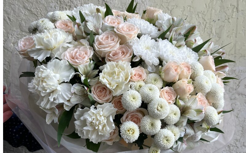 №68 Большой пышный букет в нежных тонах из кустовых роз, альстромерий, диантусов и хризантем