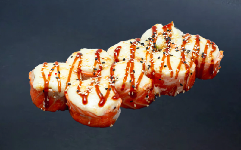 Запечённый ролл «Филадельфия с сырным соусом»