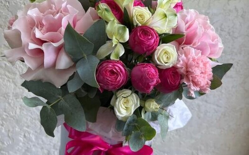 №27 Композиция в шляпной коробке с пионовидными кустовыми и французскими розами