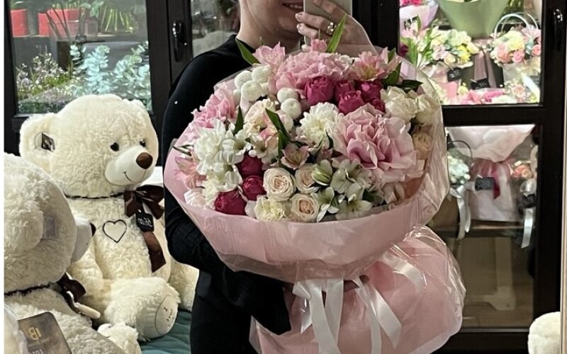 №72 Большой букет из свежих нежных пионовидных и французских роз, диантусов,альстромерий и хризантем Ньютон