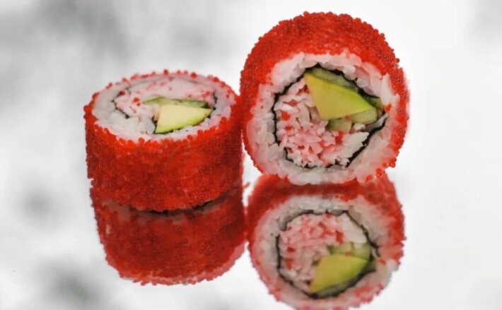 Ролл «Калифорния» с крабом