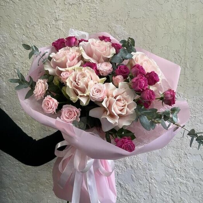 №31 Букет с нежно-розовыми французскими и кустовыми пионовидными розами
