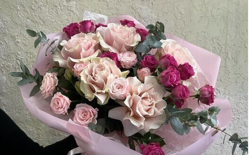 №31 Букет с нежно-розовыми французскими и кустовыми пионовидными розами