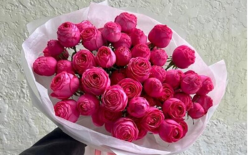 №29 Монобукет из 11 пион овидных нежных, стойких роз VIP плантация