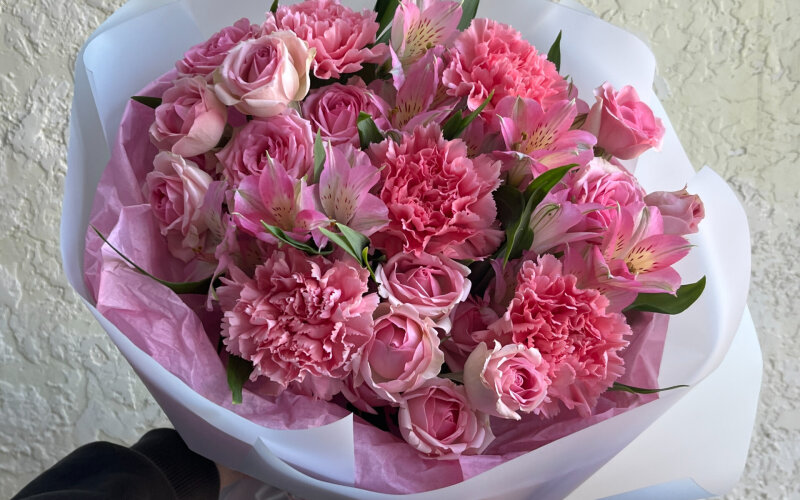 №1 Розовый нежный букет с диантусами и альстромерией