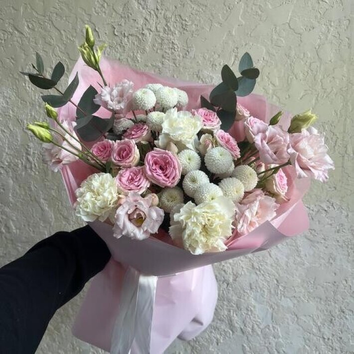 №40 Букет с нежной эустомой, диантусами и кустовой розой