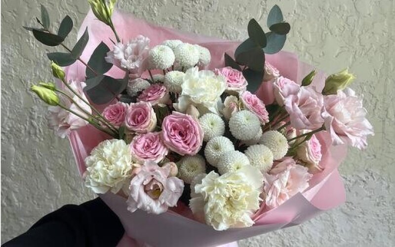 №40 Букет с нежной эустомой, диантусами и кустовой розой