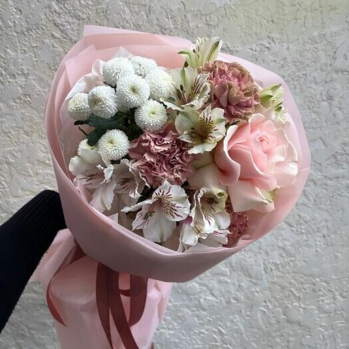 №38 Нежный букет с французской розой, хризантемой Ньютон, альстромерией и диантусами