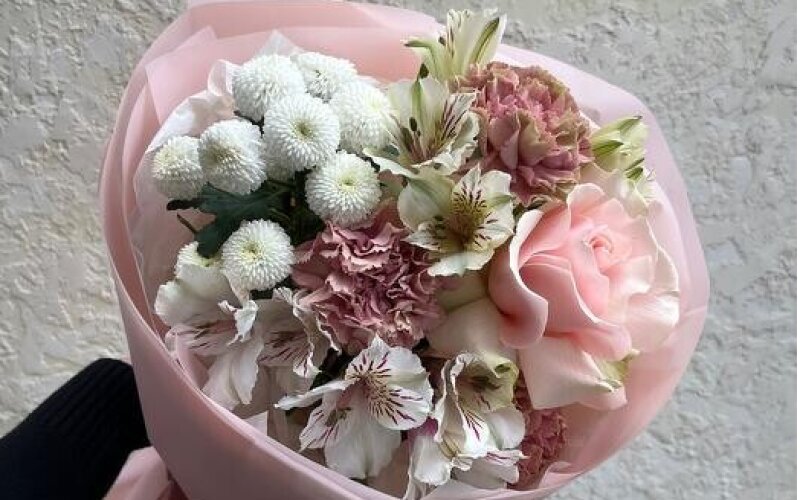 №38 Нежный букет с французской розой, хризантемой Ньютон, альстромерией и диантусами