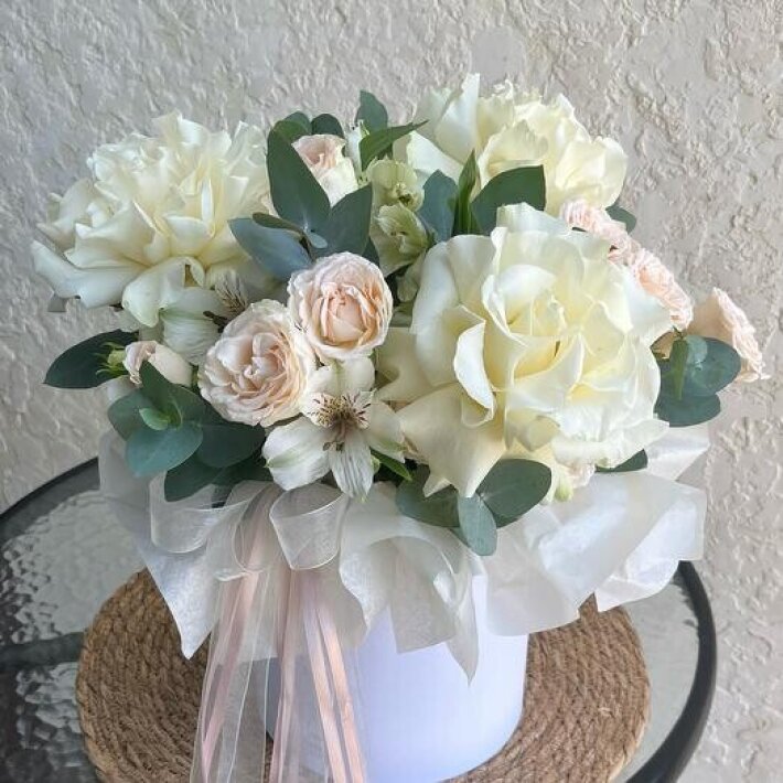 №20 Композиция в шляпной коробке с французскими и кустовыми