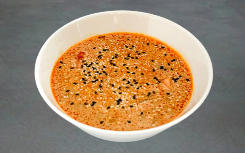 Том ям с лососем и рисом