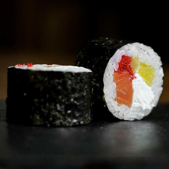 Ролл с лососем и манго