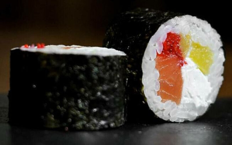 Ролл с лососем и манго