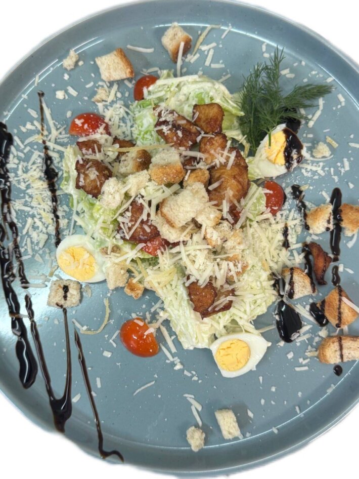 Салат Цезарь с цыпленком