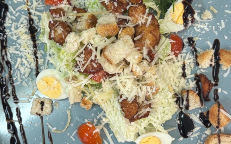 Салат Цезарь с цыпленком