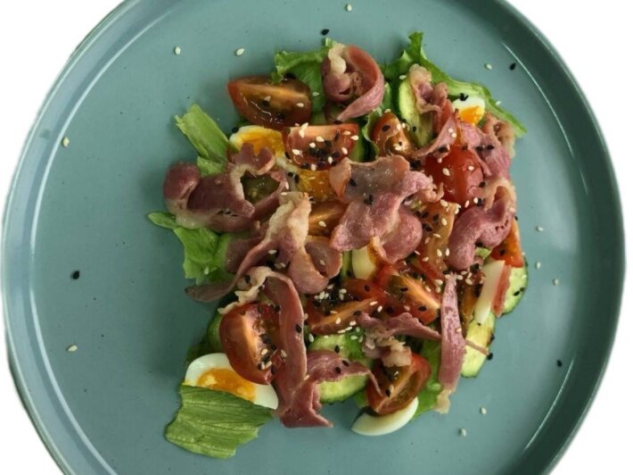 Салат с жареным беконом
