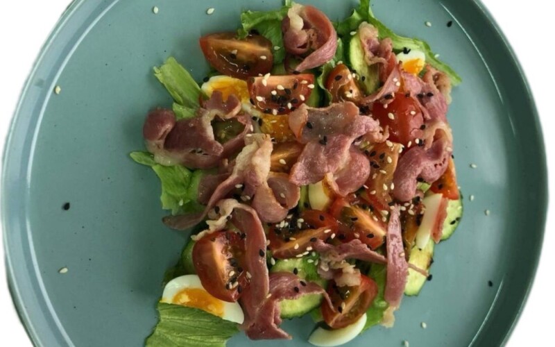 Салат с жареным беконом