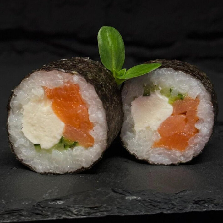 Ролл «Маки с лососем и огурцом»