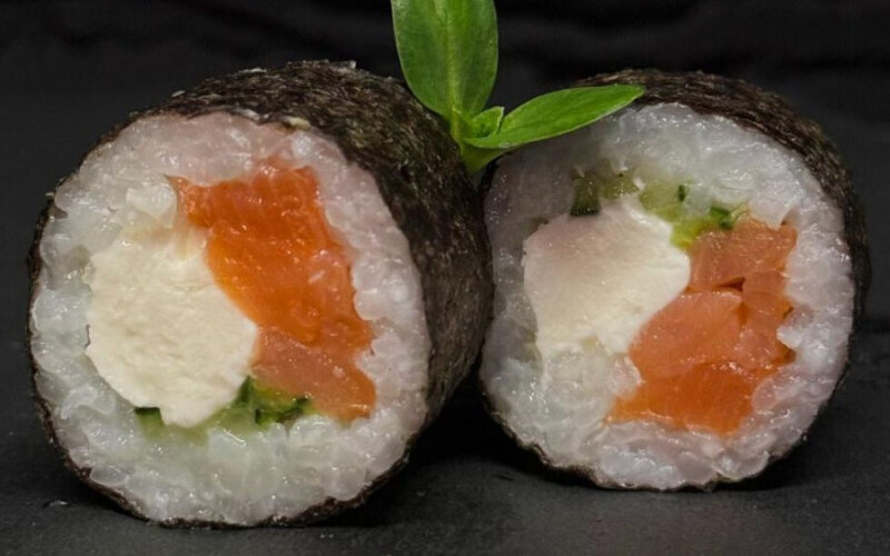 Ролл «Маки с лососем и огурцом»
