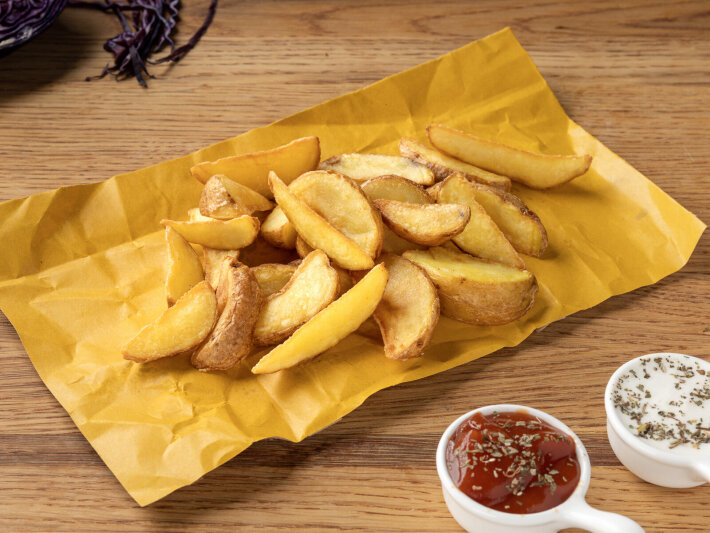 Картофельные дольки с соусом