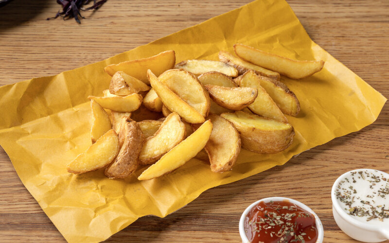 Картофельные дольки с соусом