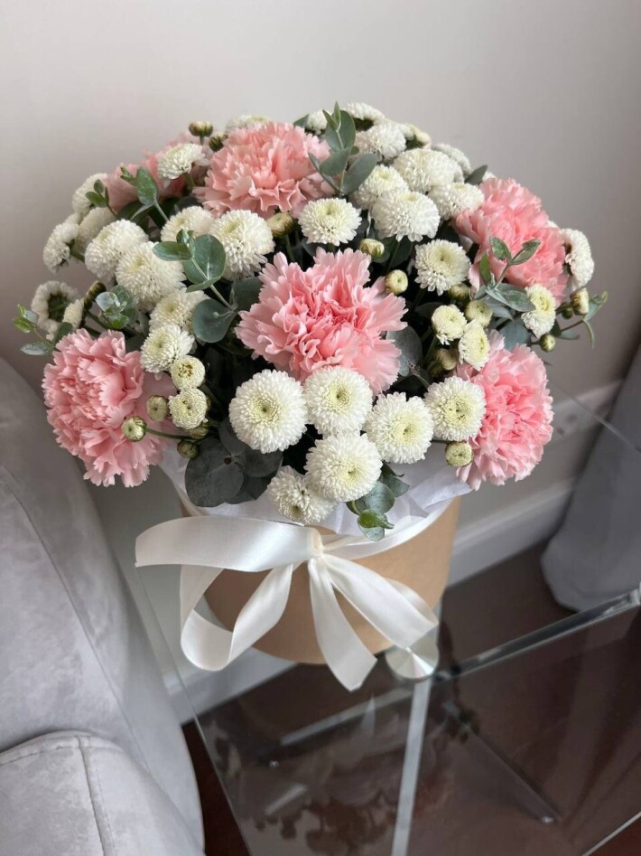 Коробка с ньютоном и диантусами