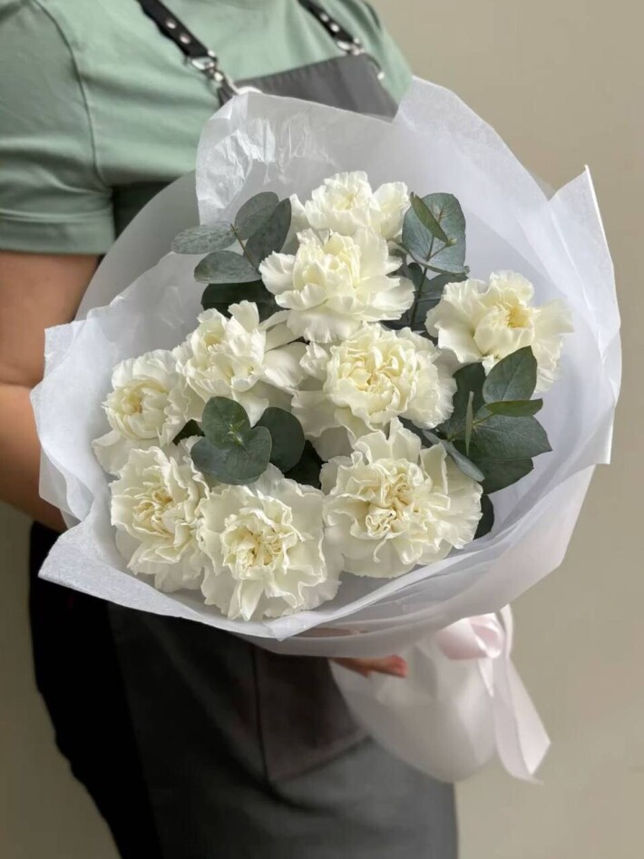 Букет из диантусов с эвкалиптом